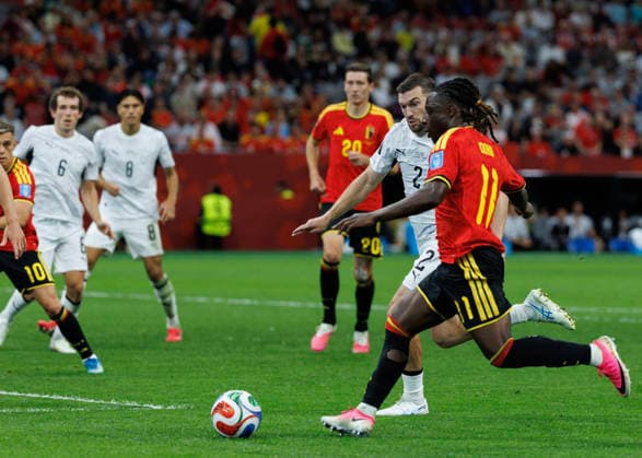 June 26, 2026, Vancouver, British Columbia, Canada: Jeremy Doku 11 of Belgium is challenged by Tim Payne 2 of New Zealand during the FIFA World Cup, WM, Weltmeisterschaft, Fussball 2026 Group G match between New Zealand and Belgium at BC Place Vancouver. World Cup 2026: Group G New Zealand 1:5 Belgium  - ZUMAc132 20260626_fap_c132_010 Copyright: xAndrewxChinx
