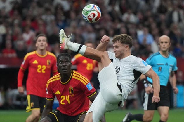 June 26, 2026, Vancouver, Bc, CANADA: New Zealand s Ben Old (19) kicks the ball away from Belgium s Amadou Onana (24) during the second half of a World Cup Group G soccer match, in Vancouver, on Friday, June 26, 2026. Canada News - June 26, 2026  - ZUMAc35_ 20260626_zaf_c35_449 Copyright: xDarrylxDyckx