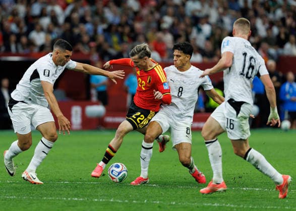 June 26, 2026, Vancouver, British Columbia, Canada: Alexis Saelemaekers 22 of Belgium is challenged by Marko Stamenic 8 of New Zealand during the FIFA World Cup, WM, Weltmeisterschaft, Fussball 2026 Group G match between New Zealand and Belgium at BC Place Vancouver. Vancouver Canada - ZUMAc132 20260626_fap_c132_011 Copyright: xAndrewxChinx