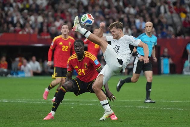 June 26, 2026, Vancouver, Bc, CANADA: New Zealand s Ben Old (19) kicks the ball away from Belgium s Amadou Onana (24) during the second half of a World Cup Group G soccer match, in Vancouver, on Friday, June 26, 2026. Canada News - June 26, 2026  - ZUMAc35_ 20260626_zaf_c35_450 Copyright: xDarrylxDyckx