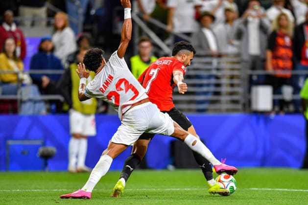 June 26, 2026: Iran defender Ramin Rezaeian (23) and Egypt midfielder Mahmoud Hassan Tro zo guet (7) fight over the ball during the FIFA World Cup, WM, Weltmeisterschaft, Fussball group stage match between Egypt and Iran in Seattle, WA. The match ended in a 1-1 draw. CSM Seattle United States - ZUMAc04_ 20260626_zma_c04_429 Copyright: xStevexFaberx