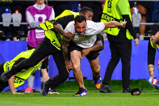 June 26, 2026: A fan jumps onto the pitch and tries to run towards the goal as he is brought down by a security officer during the FIFA World Cup, WM, Weltmeisterschaft, Fussball group stage match between Egypt and Iran in Seattle, WA. The match ended in a 1-1 draw. CSM Seattle United States - ZUMAc04_ 20260626_zma_c04_430 Copyright: xStevexFaberx