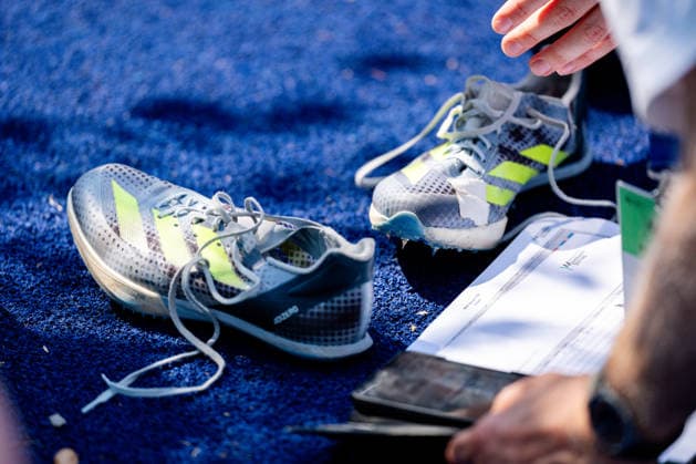Ratingen, 27.06.2026, Leichathletik, Mehrkampf Schuhkontrolle während des Wettkampfes *** Ratingen, June 27, 2026, Track and Field, Combined Events: Shoe Inspection During the Competition