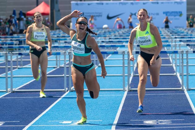 Briana Stephenson (NZL) wirft sich ins Ziel. Daneben Celia Peron (FRA) und Marijke Esselink (NED), rechts. Stadtwerke Ratingen Mehrkampfmeeting 2026, Leichtathletik, 27. u. 28.06.2026 Stadtwerke Ratingen Mehrkampfmeeting 2026, Leichtathletik, 27. u. 28.06.2026 Ratingen *** Briana Stephenson (NZL) crosses the finish line; next to her are Celia Peron (FRA) and Marijke Esselink (NED); on the right, Stadtwerke Ratingen Combined Events Meeting 2026, Track and Field, June 27 and 28, 2026 Stadtwerke Ratingen Combined Events Meeting 2026, Track and Field, June 27 and 28, 2026 Ratingen Copyright: xEibner-Pressefoto ThomasxHaeslerx EP_THR