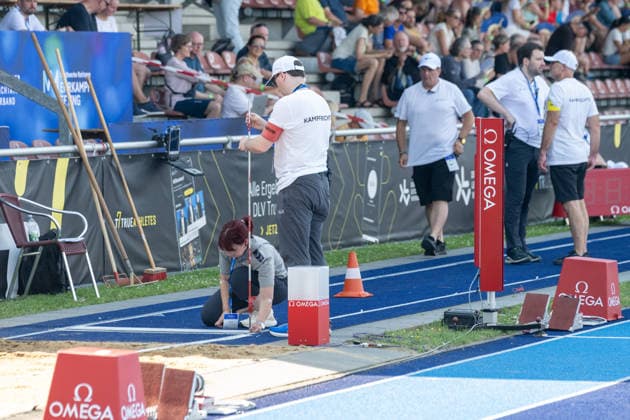 Vorbereitung der Sprunggrube fuer den Weitsprung. Stadtwerke Ratingen Mehrkampfmeeting 2026, Leichtathletik, 27. u. 28.06.2026 Stadtwerke Ratingen Mehrkampfmeeting 2026, Leichtathletik, 27. u. 28.06.2026 Ratingen *** Preparing the landing pit for the long jump at the 2026 Stadtwerke Ratingen Combined Events Meet, Track and Field, June 27 and 28, 2026; 2026 Stadtwerke Ratingen Combined Events Meet, Track and Field, June 27 and 28, 2026, Ratingen Copyright: xEibner-Pressefoto ThomasxHaeslerx EP_THR