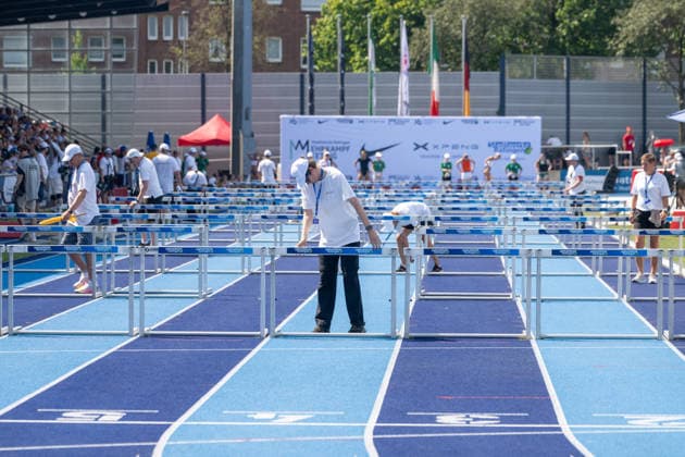 Aufbau der Huerden fuer den Wettbewerb der Frauen. Stadtwerke Ratingen Mehrkampfmeeting 2026, Leichtathletik, 27. u. 28.06.2026 Stadtwerke Ratingen Mehrkampfmeeting 2026, Leichtathletik, 27. u. 28.06.2026 Ratingen *** Setting up the hurdles for the women’s competition at the 2026 Stadtwerke Ratingen Combined Events Meet, Track and Field, June 27 and 28, 2026; 2026 Stadtwerke Ratingen Combined Events Meet, Track and Field, June 27 and 28, 2026, Ratingen Copyright: xEibner-Pressefoto ThomasxHaeslerx EP_THR