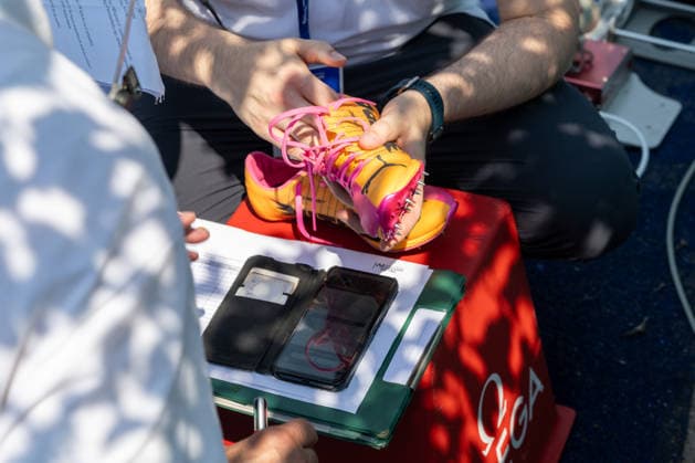 Die Laufschuhe des Siegers werden kontrolliert. Stadtwerke Ratingen Mehrkampfmeeting 2026, Leichtathletik, 27. u. 28.06.2026 Stadtwerke Ratingen Mehrkampfmeeting 2026, Leichtathletik, 27. u. 28.06.2026 Ratingen *** The winner s running shoes will be inspected at the 2026 Stadtwerke Ratingen Combined Events Meet, Track and Field, June 27 and 28, 2026; 2026 Stadtwerke Ratingen Combined Events Meet, Track and Field, June 27 and 28, 2026, Ratingen Copyright: xEibner-Pressefoto ThomasxHaeslerx EP_THR