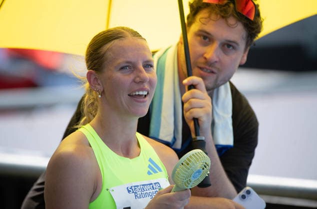 Marijke ESSELINK, NED, kuehlt sich mit einem Ventilator, Ratingen am 27.06.2026 Leichtathletik Stadtwerke Ratingen Mehrkampf-Meeting, vom 27.06.- 28.05.2026 in Ratingen Deutschland. Â *** Marijke ESSELINK, NED, cools off with a fan, Ratingen, June 27, 2026, Stadtwerke Ratingen Track and Field Combined Events Meeting, held June 27–May 28, 2026, in Ratingen, Germany Â