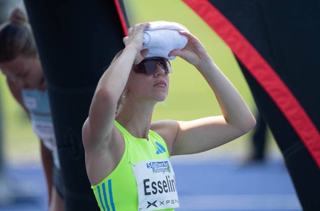MArijke ESSELINK, NED, kuehlt sich mit einem Eisbeutel,, halbe Figur, Halbfigur, halber Koerper, Aktion 110m Huerden, Ratingen am 27.06.2026 Leichtathletik Stadtwerke Ratingen Mehrkampf-Meeting, vom 27.06.- 28.05.2026 in Ratingen Deutschland. Â *** MArijke ESSELINK, NED, cooling off with an ice pack, half-length portrait, Half-figure, half-body, 110m hurdles event, Ratingen on June 27, 2026, Stadtwerke Ratingen Track and Field Combined Events Meeting, held from June 27 to May 28, 2026, in Ratingen, Germany Â