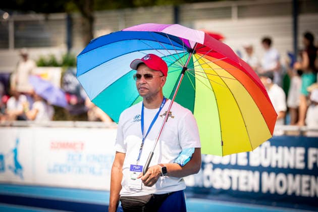 RATINGEN, GERMANY - JUNE 27, 2026 : A coach with a sun umbrella due to the heat during the Multisport Event at Stadion Ratingen on June 27, 2026 in Ratingen, Germany. Nordrhein-Westfalen Germany Copyright: xAxelxKohringx
