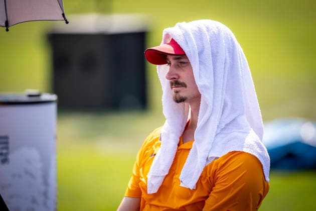 RATINGEN, GERMANY - JUNE 27, 2026 : Impressions, an assistant with a heat protection during the Multisport Event at Stadion Ratingen on June 27, 2026 in Ratingen, Germany. Nordrhein-Westfalen Germany Copyright: xAxelxKohringx