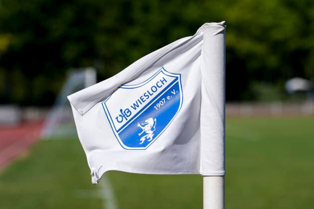 Eine Eckfahne mit dem Vereinslogo des VfB Wiesloch weht im Wind, Logo, Fahne, Verein, Einzelbild, Einzelfoto, Symbolfoto, Symbolbild, Symbol, Aktion, Action, 27.06.2026, Wiesloch (Deutschland), Fussball, Testspiel, VfB Wiesloch - SV Sandhausen *** A corner flag bearing the VfB Wiesloch club logo flutters in the wind; logo, flag, club, single image, single photo, symbolic photo, symbolic image, symbol, action, 27 06 2026, Wiesloch, Germany, soccer, friendly match, VfB Wiesloch vs. SV Sandhausen xozx