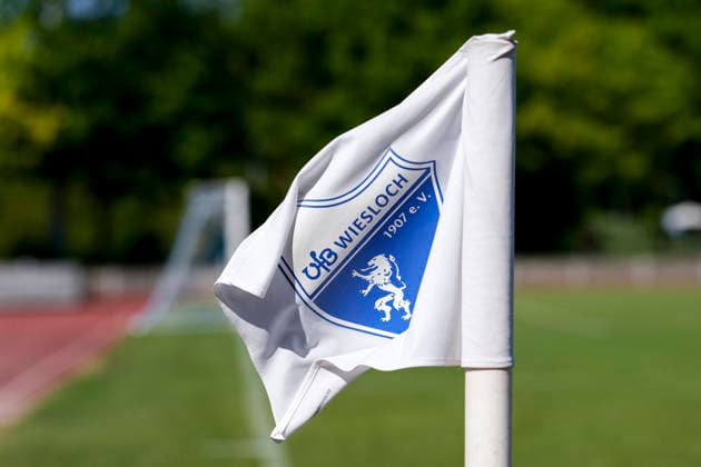 Eine Eckfahne mit dem Vereinslogo des VfB Wiesloch weht im Wind, Logo, Fahne, Verein, Einzelbild, Einzelfoto, Symbolfoto, Symbolbild, Symbol, Aktion, Action, 27.06.2026, Wiesloch (Deutschland), Fussball, Testspiel, VfB Wiesloch - SV Sandhausen *** A corner flag bearing the VfB Wiesloch club logo flutters in the wind; logo, flag, club, single image, single photo, symbolic photo, symbolic image, symbol, action, 27 06 2026, Wiesloch, Germany, soccer, friendly match, VfB Wiesloch vs. SV Sandhausen xozx