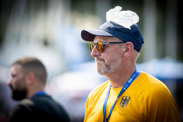 RATINGEN, GERMANY - JUNE 27, 2026 : Impressions - Jörg Roos (Bundes-Coach Heptathlon) Coach with an ice pack on his head during the Multisport Event at Stadion Ratingen on June 27, 2026 in Ratingen, Germany. Nordrhein-Westfalen Germany Copyright: xAxelxKohringx