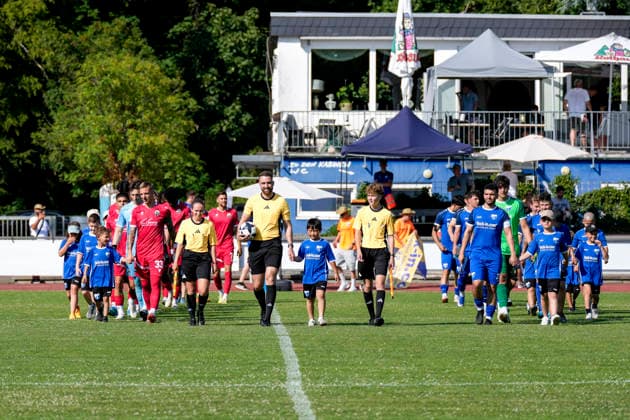 v.li.: Spieler vom SV Sandhausen (SVS) und Spieler vom VfB Wiesloch betreten das Spielfeld, 27.06.2026, Wiesloch (Deutschland), Fussball, Testspiel, VfB Wiesloch - SV Sandhausen *** Players from SV Sandhausen (SVS) and VfB Wiesloch take the field, June 27, 2026, Wiesloch, Germany, soccer, friendly match, VfB Wiesloch vs. SV Sandhausen xozx