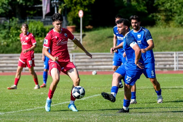 v.li.: Luka Vukoja (SVS, 16), Emre Bulut (Wiesloch, 22, Kapitän), Zweikampf, Spielszene, Duell, duel, tackle, tackling, Dynamik, Action, Aktion, 27.06.2026, Wiesloch (Deutschland), Fussball, Testspiel, VfB Wiesloch - SV Sandhausen *** From left: Luka Vukoja (SVS), 16; Emre Bulut (Wiesloch), 22, captain; tackle, game scene, duel, tackle, tackling, dynamism, action, 27 June 2026, Wiesloch, Germany, soccer, friendly match, VfB Wiesloch vs. SV Sandhausen xozx