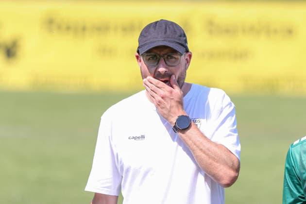 27.06.2026, Fußball, Testspiel, Sommervorbereitung, Saison 2026 2027, Regionalliga Bayern: ASV Rimpar - FC Schweinfurt 05 Trainer Jan Gernlein (FC Schweinfurt 05), Einzelbild Rimpar Schömig-Digitaldruck-Arena Bayern Unterfranken Deutschland *** June 27, 2026, Soccer, Friendly Match, Summer Training, 2026–2027 Season, Bavarian Regional League, ASV Rimpar vs. FC Schweinfurt 05, Coach Jan Gernlein (FC Schweinfurt 05), Single Image, Rimpar Schömig, Digital Print, Arena Bayern, Lower Franconia, Germany