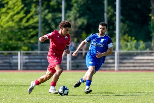 v.li.: Yanis Outman (SVS, 17), Emre Bulut (Wiesloch, 22, Kapitän), Zweikampf, Spielszene, Duell, duel, tackle, tackling, Dynamik, Action, Aktion, 27.06.2026, Wiesloch (Deutschland), Fussball, Testspiel, VfB Wiesloch - SV Sandhausen *** v li Yanis Outman SVS, 17, Emre Bulut Wiesloch, 22, Captain, tackle, game scene, duel, tackle, tackling, dynamics, action, 06 27 2026, Wiesloch, Germany, soccer, friendly match, VfB Wiesloch vs. SV Sandhausen xozx