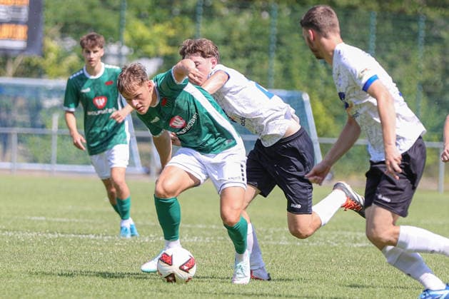 27.06.2026, Fußball, Testspiel, Sommervorbereitung, Saison 2026 2027, Regionalliga Bayern: ASV Rimpar - FC Schweinfurt 05 Von links: Gil Ebner (FC Schweinfurt 05, 08) mit Ball Rimpar Schömig-Digitaldruck-Arena Bayern Unterfranken Deutschland *** June 27, 2026, Soccer, Friendly Match, Summer Training, 2026–2027 Season, Bavarian Regional League, ASV Rimpar vs. FC Schweinfurt 05. From left: Gil Ebner (FC Schweinfurt 05), No. 8 with the ball (Rimpar), Schömig, Digital Print, Arena Bavaria, Lower Franconia, Germany