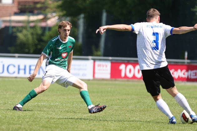 27.06.2026, Fußball, Testspiel, Sommervorbereitung, Saison 2026 2027, Regionalliga Bayern: ASV Rimpar - FC Schweinfurt 05 Von links: Maximilian Stahl (FC Schweinfurt 05, 32) Rimpar Schömig-Digitaldruck-Arena Bayern Unterfranken Deutschland *** June 27, 2026, Soccer, Friendly Match, Summer Training, 2026–2027 Season, Bavarian Regional League, ASV Rimpar vs. FC Schweinfurt 05. From left: Maximilian Stahl (FC Schweinfurt 05), 32 (Rimpar). Schömig Digitaldruck Arena, Bavaria, Lower Franconia, Germany