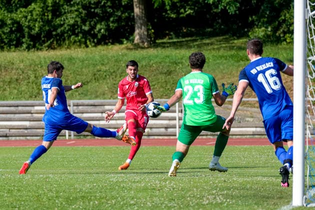 v.li.: Timo Bender (Wiesloch, 24), Mert Tasdelen (SVS, 11, Neuzugang), Matheo Werling (Wiesloch, 23), Mirco Herbel (Wiesloch, 16), Zweikampf, Spielszene, Duell, duel, tackle, tackling, Dynamik, Action, Aktion, 27.06.2026, Wiesloch (Deutschland), Fussball, Testspiel, VfB Wiesloch - SV Sandhausen *** From left: Timo Bender (Wiesloch), 24; Mert Tasdelen (SVS), 11; new signing; Matheo Werling (Wiesloch), 23; Mirco Herbel, Wiesloch, 16, tackle, game scene, duel, tackle, tackling, dynamic, action, 27 06 2026, Wiesloch, Germany, soccer, friendly match, VfB Wiesloch vs. SV Sandhausen xozx