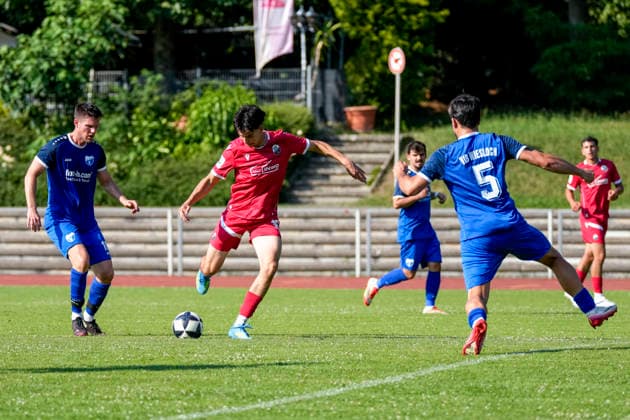 v.li.: Mirco Herbel (Wiesloch, 16), Torschütze Luka Vukoja (SVS, 16), Lian Karadas (Wiesloch, 5), erzielt das Tor zum 0:2, Treffer, Torerfolg, Highlight, Action, Aktion, Spielszene, 27.06.2026, Wiesloch (Deutschland), Fussball, Testspiel, VfB Wiesloch - SV Sandhausen *** From left: Mirco Herbel (Wiesloch), 16, goal scorer Luka Vukoja (SVS), 16, Lian Karadas (Wiesloch, 5) scores the goal to make it 0–2; goal, scoring, highlight, action, play, match scene, June 27, 2026, Wiesloch, Germany; soccer, friendly match, VfB Wiesloch vs. SV Sandhausen xozx