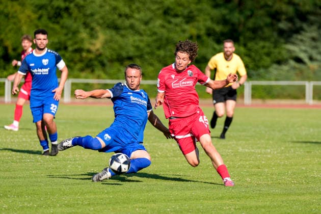 v.li.: Andy Kühn (Wiesloch, 2), Batu Jonathan Akgöz (SVS, 45), Zweikampf, Spielszene, Duell, duel, tackle, tackling, Dynamik, Action, Aktion, 27.06.2026, Wiesloch (Deutschland), Fussball, Testspiel, VfB Wiesloch - SV Sandhausen *** v li Andy Kühn Wiesloch, 2, Batu Jonathan Akgöz SVS, 45, tackle, game scene, duel, tackle, tackling, dynamics, action, 06 27 2026, Wiesloch, Germany, soccer, friendly match, VfB Wiesloch vs. SV Sandhausen xozx