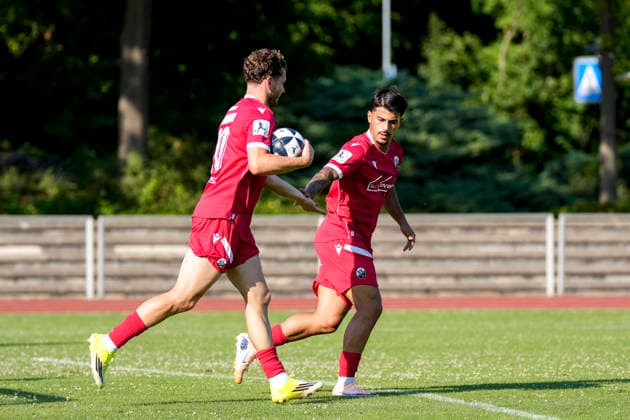 v.li.: Torschütze Jahn Herrmann (SVS, 10), Tasos Leonidis (SVS, 29, Neuzugang), Spieler vom SV Sandhausen (SVS), jubeln über das Tor zum 0:4, Jubel, Torjubel, Torerfolg, celebrate the goal, goal, celebration, jubelt ueber das Tor, Freuen, Freude, freut sich, optimistisch, positiv, Spielszene, Highlight, Action, Aktion, 27.06.2026, Wiesloch (Deutschland), Fussball, Testspiel, VfB Wiesloch - SV Sandhausen *** From left: Goal scorer Jahn Herrmann (SVS), 10; Tasos Leonidis (SVS), 29; new signing; player from SV Sandhausen (SVS); celebrating the goal that made it 0–4, Celebration, goal celebration, scoring a goal, celebrate the goal, goal, celebration, celebrating the goal, joy, happiness, happy, optimistic, positive, game scene, highlight, action, 27 06 2026, Wiesloch, Germany, soccer, friendly match, VfB Wiesloch vs. SV Sandhausen xozx