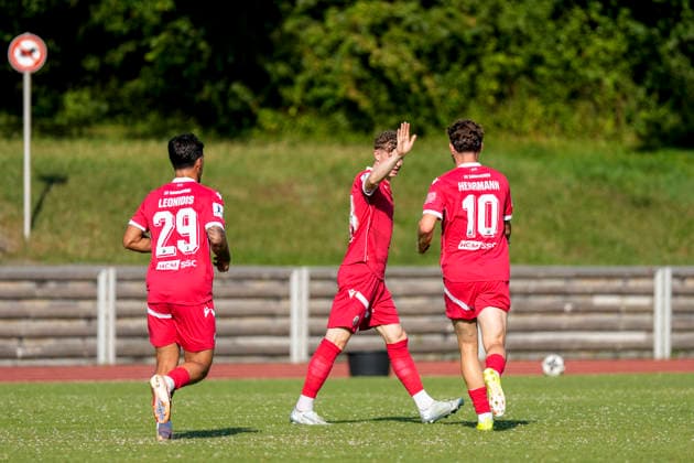 v.li.: Tasos Leonidis (SVS, 29, Neuzugang), Ken Gipson (SVS, 24), Torschütze Jahn Herrmann (SVS, 10), Spieler vom SV Sandhausen (SVS), jubeln über das Tor zum 0:4, Jubel, Torjubel, Torerfolg, celebrate the goal, goal, celebration, jubelt ueber das Tor, Freuen, Freude, freut sich, optimistisch, positiv, Spielszene, Highlight, Action, Aktion, 27.06.2026, Wiesloch (Deutschland), Fussball, Testspiel, VfB Wiesloch - SV Sandhausen *** From left: Tasos Leonidis (SVS), 29, new signing; Ken Gipson (SVS), 24; goal scorer Jahn Herrmann (SVS), 10; player from SV Sandhausen (SVS); celebrating the goal that made it 0–4, Celebration, goal celebration, scoring a goal, celebrating the goal, goal, celebration, celebrating the goal, joy, happiness, happy, optimistic, positive, game scene, highlight, action, June 27, 2026, Wiesloch, Germany, soccer, friendly match, VfB Wiesloch vs. SV Sandhausen xozx