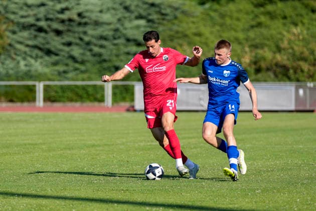 v.li.: Lukas Mazagg (SVS, 21, Neuzugang), Jonas Kratz (Wiesloch, 14), Zweikampf, Spielszene, Duell, duel, tackle, tackling, Dynamik, Action, Aktion, 27.06.2026, Wiesloch (Deutschland), Fussball, Testspiel, VfB Wiesloch - SV Sandhausen *** From left: Lukas Mazagg (SVS), 21, new signing; Jonas Kratz (Wiesloch), 14; tackle, game scene, duel, tackle, tackling, dynamism, action, June 27, 2026, Wiesloch, Germany, soccer, friendly match, VfB Wiesloch vs. SV Sandhausen xozx