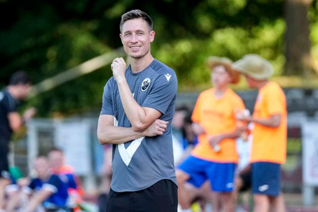 Kevin Stotz (Trainer, Cheftrainer, SVS), Einzelbild, Einzelfoto, Aktion, Action, Freude, freuen, freut sich, freundlich, fröhlich, glücklich, strahlend, optimistisch, 27.06.2026, Wiesloch (Deutschland), Fussball, Testspiel, VfB Wiesloch - SV Sandhausen *** Kevin Stotz, Coach, Head Coach, SVS, single image, single photo, action, joy, happy, delighted, friendly, cheerful, happy, beaming, optimistic, June 27, 2026, Wiesloch, Germany, soccer, friendly match, VfB Wiesloch vs. SV Sandhausen xozx