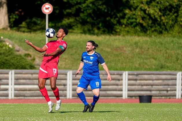 v.li.: Yannick Osee (SVS, 13), Kadir Bozbay (Wiesloch, 19), Aktion, Action, Spielszene, 27.06.2026, Wiesloch (Deutschland), Fussball, Testspiel, VfB Wiesloch - SV Sandhausen *** From left: Yannick Osee (SVS), 13; Kadir Bozbay (Wiesloch), 19; Action; Game scene; June 27, 2026; Wiesloch, Germany; Soccer; Friendly match; VfB Wiesloch vs. SV Sandhausen xozx