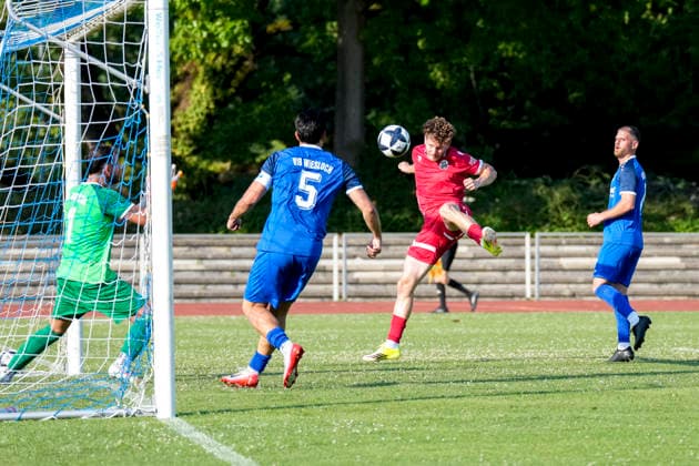 Torschütze Jahn Herrmann (SVS, 10), erzielt das Tor zum 0:8, Treffer, Torerfolg, Highlight, Action, Aktion, Spielszene, beim Kopfball, header, 27.06.2026, Wiesloch (Deutschland), Fussball, Testspiel, VfB Wiesloch - SV Sandhausen *** Goal scorer Jahn Herrmann (SVS), 10, scores the goal to make it 0–8; goal, scoring, highlight, action, play, match scene, header, June 27, 2026, Wiesloch, Germany, soccer, friendly match, VfB Wiesloch vs. SV Sandhausen xozx
