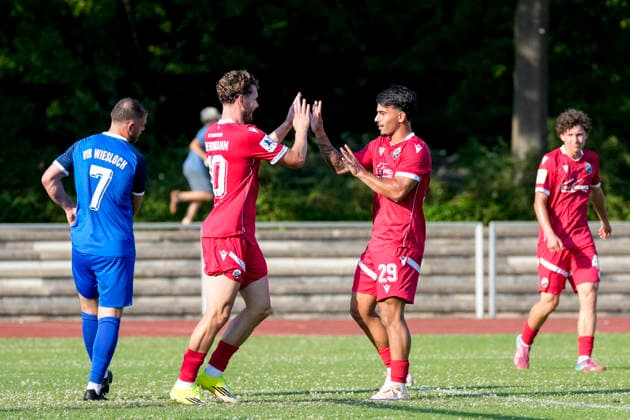 v.li.: Torschütze Jahn Herrmann (SVS, 10), Tasos Leonidis (SVS, 29, Neuzugang), Batu Jonathan Akgöz (SVS, 45), Spieler vom SV Sandhausen (SVS), jubeln über das Tor zum 0:8, Jubel, Torjubel, Torerfolg, celebrate the goal, goal, celebration, jubelt ueber das Tor, Freuen, Freude, freut sich, optimistisch, positiv, Spielszene, Highlight, Action, Aktion, 27.06.2026, Wiesloch (Deutschland), Fussball, Testspiel, VfB Wiesloch - SV Sandhausen *** From left: Goal scorer Jahn Herrmann (SVS), 10; Tasos Leonidis (SVS), 29; new signing Batu Jonathan Akgöz (SVS), 45; player from SV Sandhausen (SVS); celebrating the goal that made it 0–8, Celebration, goal celebration, scoring a goal, celebrate the goal, goal, celebration, celebrating the goal, joy, happiness, happy, optimistic, positive, game scene, highlight, action, June 27, 2026, Wiesloch, Germany, soccer, friendly match, VfB Wiesloch vs. SV Sandhausen xozx