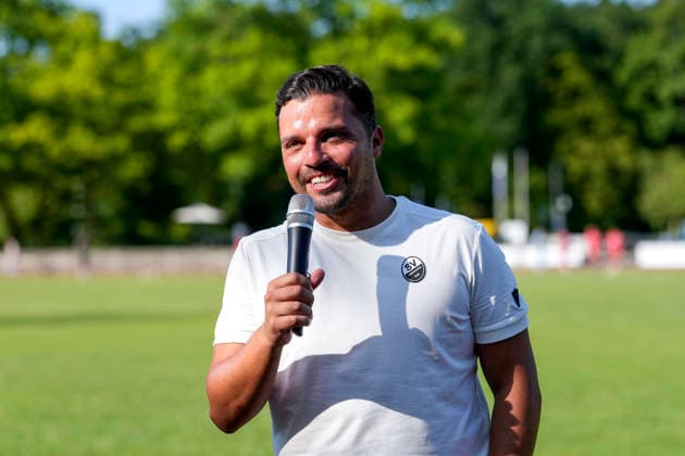 Anthony Loviso (Sportdirektor, SVS), Einzelbild, Einzelfoto, Aktion, Action, Freude, freuen, freut sich, freundlich, fröhlich, glücklich, strahlend, optimistisch, 27.06.2026, Wiesloch (Deutschland), Fussball, Testspiel, VfB Wiesloch - SV Sandhausen *** Anthony Loviso, Sports Director, SVS, single frame, single photo, action, joy, delighted, happy, friendly, cheerful, radiant, optimistic, June 27, 2026, Wiesloch, Germany, soccer, friendly match, VfB Wiesloch vs. SV Sandhausen xozx