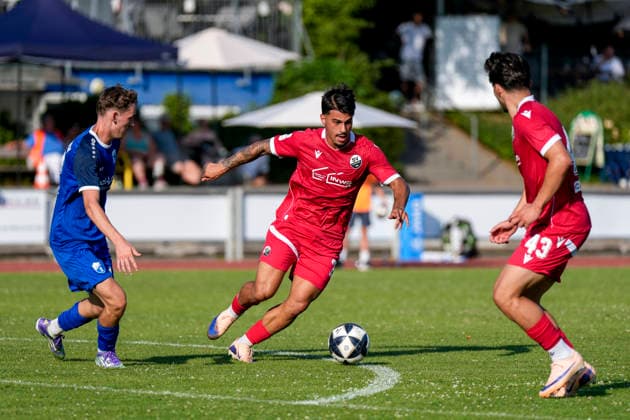 v.li.: Markus Hertzsch (Wiesloch, 13), Tasos Leonidis (SVS, 29, Neuzugang), Medin Kojic (SVS, 43, Probespieler), Zweikampf, Spielszene, Duell, duel, tackle, tackling, Dynamik, Action, Aktion, 27.06.2026, Wiesloch (Deutschland), Fussball, Testspiel, VfB Wiesloch - SV Sandhausen *** From left: Markus Hertzsch (Wiesloch), 13, Tasos Leonidis (SVS), 29, New Signing, Medin Kojic SVS, 43, Trial Player, Tackle, Game Scene, Duel, tackle, tackling, Dynamism, Action, 27 06 2026, Wiesloch, Germany, soccer, friendly match, VfB Wiesloch vs. SV Sandhausen xozx