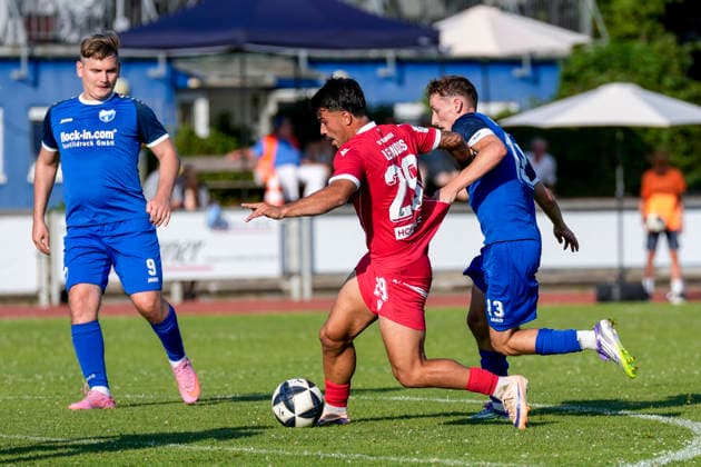 v.li.: Tasos Leonidis (SVS, 29, Neuzugang), Markus Hertzsch (Wiesloch, 13), Zweikampf, Spielszene, Duell, duel, tackle, tackling, Dynamik, Action, Aktion, 27.06.2026, Wiesloch (Deutschland), Fussball, Testspiel, VfB Wiesloch - SV Sandhausen *** v li Tasos Leonidis SVS, 29, new signing, Markus Hertzsch Wiesloch, 13, tackle, game scene, duel, tackle, tackling, dynamism, action, 27 06 2026, Wiesloch, Germany, soccer, friendly match, VfB Wiesloch vs. SV Sandhausen xozx