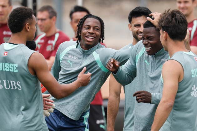 FIFA World Cup, WM, Weltmeisterschaft, Fussball 2026 - Switzerland training session Switzerland s Breel Embolo (2-R) is teased by his teammates Luca Jaquez, Johan Manzambi and Ardon Jashari, from left, during a training session of the Swiss national soccer team during the FIFA World Cup 2026, in San Diego, USA, 27 June 2026. San Diego United States  Copyright: xPETERxKLAUNZERx