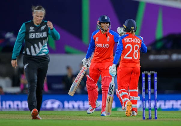 England Women v New Zealand Women ICC Women s T20 World Cup 2026 Sophia Dunkley and Danni Wyatt-Hodge of England Women bring the scores level against New Zealand Women during the ICC Women s T20 World Cup 2026 match at the Kia Oval, London 27 06 2026 UK Newspapers OUT Copyright: xGraemexWilcocksonx FIL-23579-0076