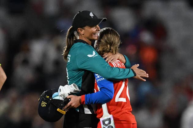 England Women Cricket v New Zealand Women, ICC Women s T20 World Cup England win - Danni Wyatt-Hodge of England hugs the retiring Suzie Bates of New Zealand at the end of the match during the ICC Women s T20 World Cup match between England Women Cricket and New Zealand Women at the Oval, London, UK on 27 June 2026. London Oval London UK Editorial use only , Copyright: xGrahamxHuntx PSI-24402-0120