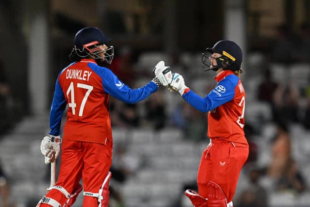 England Women Cricket v New Zealand Women, ICC Women s T20 World Cup Sophia Dunkley of England and Danni Wyatt-Hodge of England touch gloves during the ICC Women s T20 World Cup match between England Women Cricket and New Zealand Women at the Oval, London, UK on 27 June 2026. London Oval London UK Editorial use only , Copyright: xGrahamxHuntx PSI-24402-0124