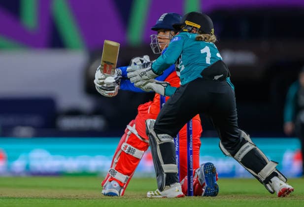 England Women v New Zealand Women ICC Women s T20 World Cup 2026 Sophia Dunkley of England Women slog sweeps the ball for four and brings up a hundred partnership with Danni Wyatt-Hodge during the ICC Women s T20 World Cup 2026 match at the Kia Oval, London 27 06 2026 UK Newspapers OUT Copyright: xGraemexWilcocksonx FIL-23579-0080