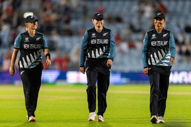 LONDON, ENGLAND JUNE 27 - Sophie Devine, Lea Tahuhu and Suzie Bates of New Zealand retire from the field during the ICC Women s T20 World Cup game between England Women and New Zealand Women at Kia Oval on June 27, 2026 in London , England . (Photo by Unnati Naidu Sports Press Photo)  Copyright: xUnnatixNaidu SPPx Sportspressphoto_SPR178401