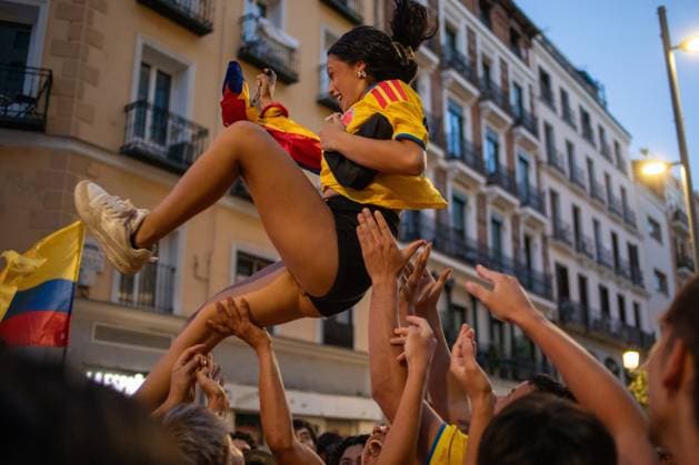 June 27, 2026, Madrid, Madrid, Spain: A woman is lifted by several Colombian fans during a gathering of Colombians in Madrid..Dozens of Colombians living in Madrid gathered this afternoon on Madrid s Gran VoÂ­a to cheer on their national men s soccer team, which faces Portugal this Saturday (local time) at Hard Rock Stadium in Miami for the third match of the group stage of the 2026 FIFA World Cup, WM, Weltmeisterschaft, Fussball in the USA, Canada, and Mexico. Madrid Spain - ZUMAs197 20260627_aaa_s197_040 Copyright: xSOPAxImagesx