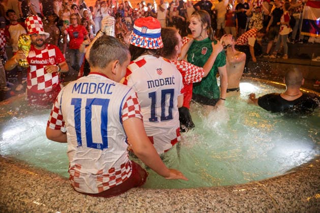 Fans Celebrate Croatia™s Victory at Ban JelaÄiÄ‡ Square Fans in Zagreb, Croatia, on June 27, 2026, celebrate Croatia™s victory by jumping into the Mandusevac fountain at Ban Jelacic Square, as scenes of jubilation unfold in the city centre after the FIFA World Cup, WM, Weltmeisterschaft, Fussball 2026 match.  MarkoxSeper PIXSELL