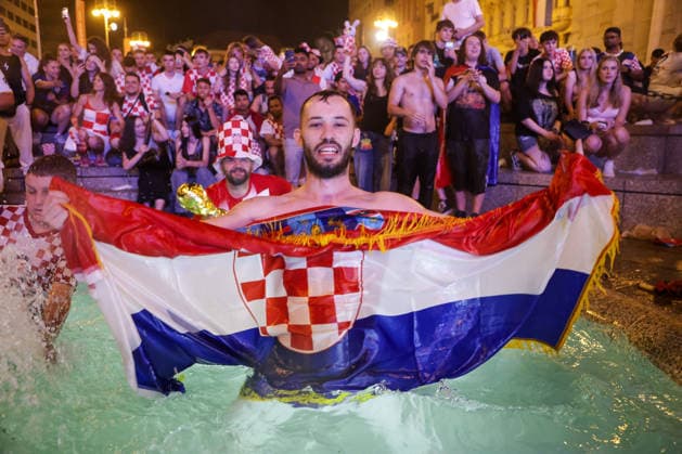 Fans Celebrate Croatia™s Victory at Ban JelaÄiÄ‡ Square Fans in Zagreb, Croatia, on June 27, 2026, celebrate Croatia™s victory by jumping into the Mandusevac fountain at Ban Jelacic Square, as scenes of jubilation unfold in the city centre after the FIFA World Cup, WM, Weltmeisterschaft, Fussball 2026 match.  MarkoxSeper PIXSELL