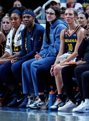 INDIANAPOLIS, IN - JUNE 27: Indiana Fever guard Caitlin Clark who is injured watches from the bench during a game against the Los Angeles Sparks on June 27, 2026, at Gainbridge Fieldhouse in Indianapolis, Indiana. (Photo by Brian Spurlock Icon Sportswire) WNBA, Basketball Damen, USA JUN 27 Los Angeles Sparks at Indiana Fever EDITORIAL USE ONLY Icon2606271
