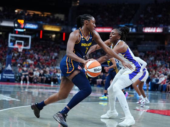 INDIANAPOLIS, IN - JUNE 27: Indiana Fever forward Aliyah Boston (7) drives to the basket against the Los Angeles Sparks on June 27, 2026, at Gainbridge Fieldhouse in Indianapolis, Indiana. (Photo by Brian Spurlock Icon Sportswire) WNBA, Basketball Damen, USA JUN 27 Los Angeles Sparks at Indiana Fever EDITORIAL USE ONLY Icon2606279