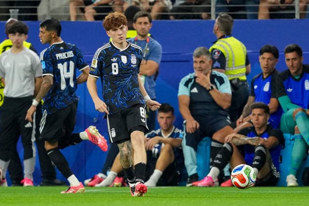 Valentin Barco (Argentinia) controls the ball during the FIFA World Cup, WM, Weltmeisterschaft, Fussball 2026 Group J match between Jordan and Argentina at Dallas Stadium on June 27, 2026 in Dallas, United States. (Photo by Torbjorn Tande DeFodi Images) - *** Valentin Barco of Argentina controls the ball during the 2026 FIFA World Cup Group J match between Jordan and Argentina at Dallas Stadium on June 27, 2026, in Dallas, United States. Photo by Torbjorn Tande, DeFodi Images