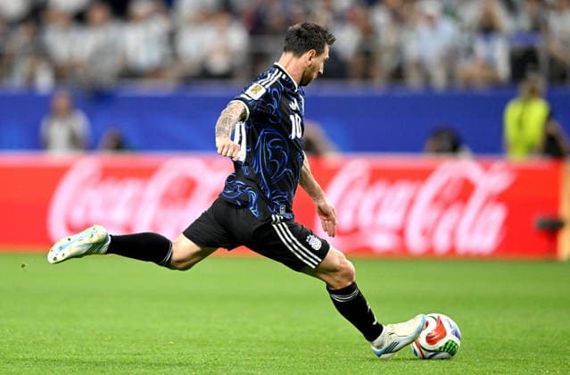 FIFA World Cup, WM, Weltmeisterschaft, Fussball 2026 - Group J - Jordan vs Argentina Lionel Messi of Argentina scoring his team s third goal from a free-kick during the FIFA World Cup 2026 group stage match Jordan against Argentina, in Dallas, USA, 27 June 2026. DALLAS United States  Copyright: xALBERTxPENAx